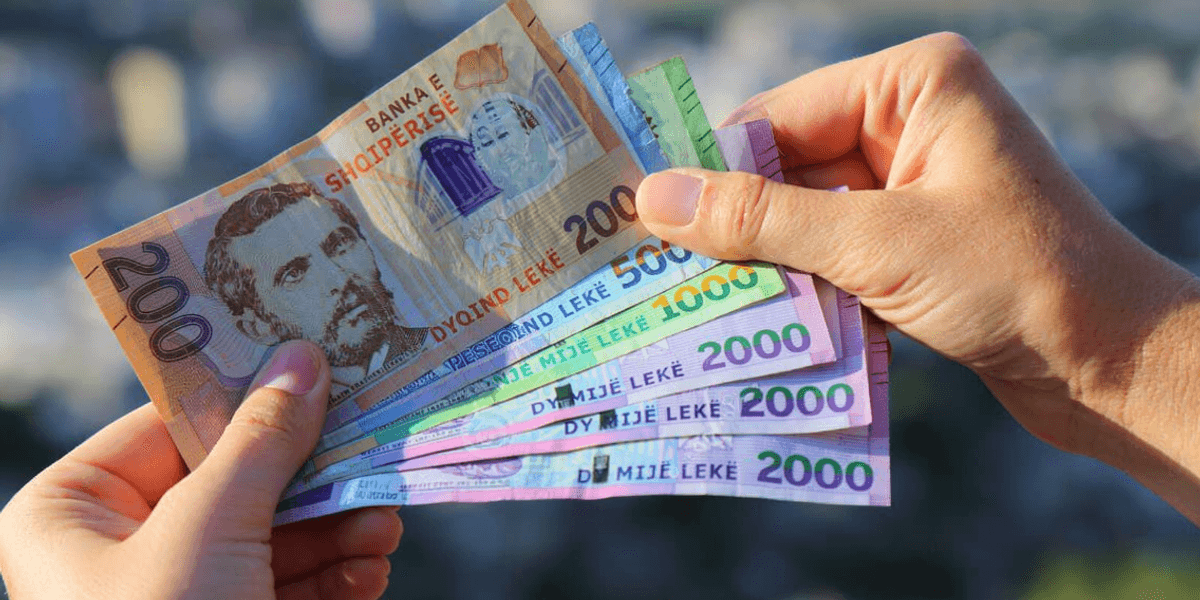 Euro në minimum historik ndaj lekut, por pse shqiptarët nuk po e ndiejnë në xhep?